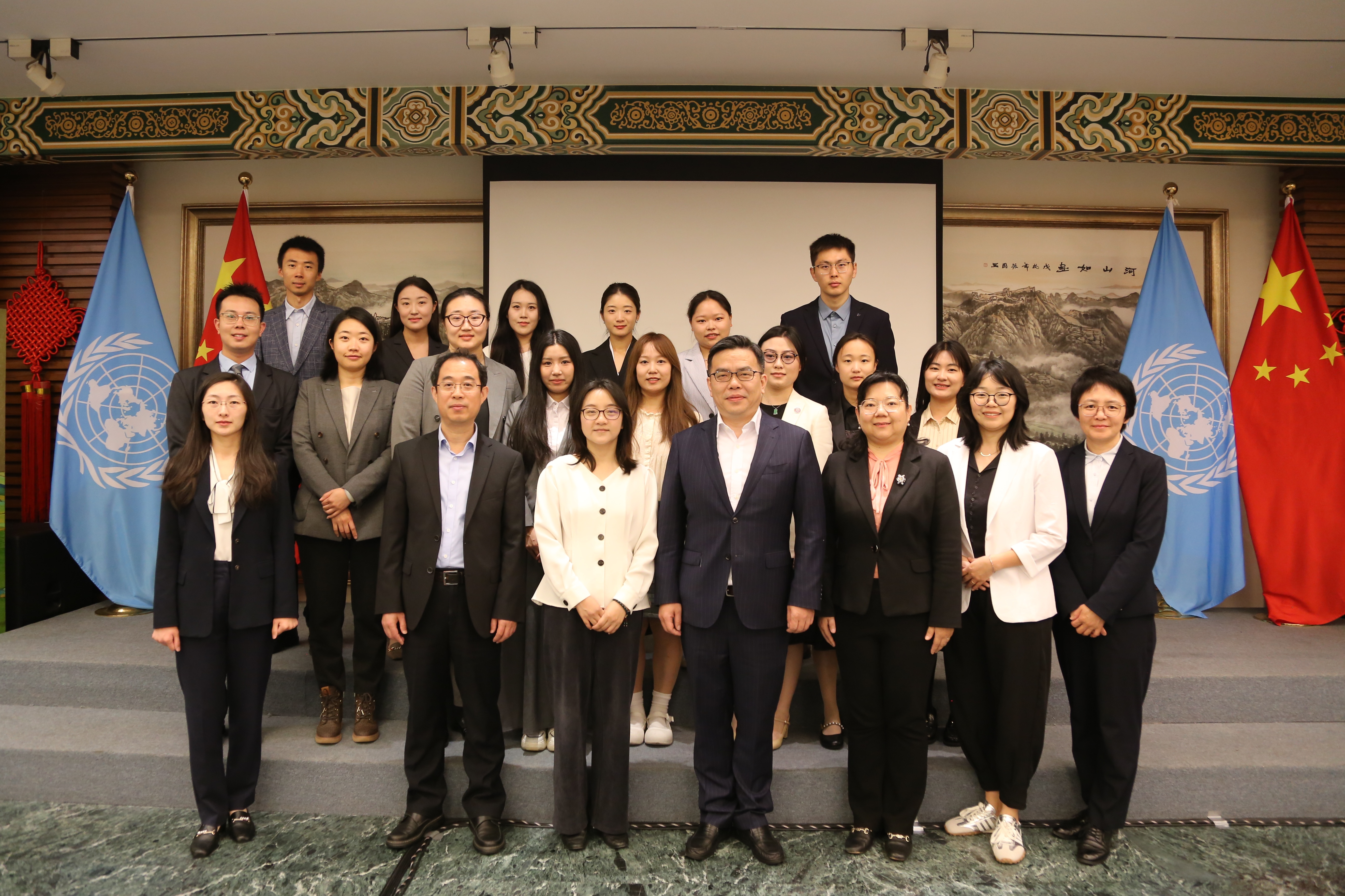 中国常驻日内瓦代表团青年外交官对话清华万科卫健学院学生团